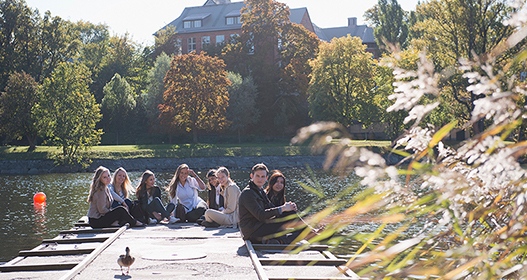 Studenter och anka i Brunnsviken