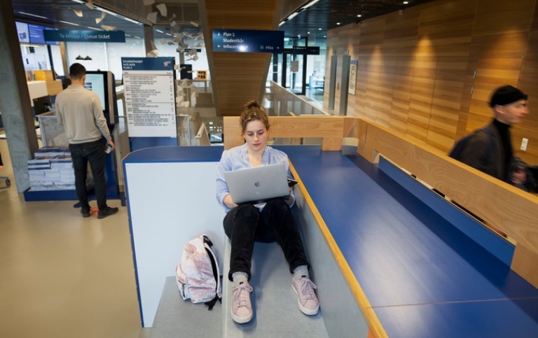 A female student is studying with a laptop in Studenthuset. 